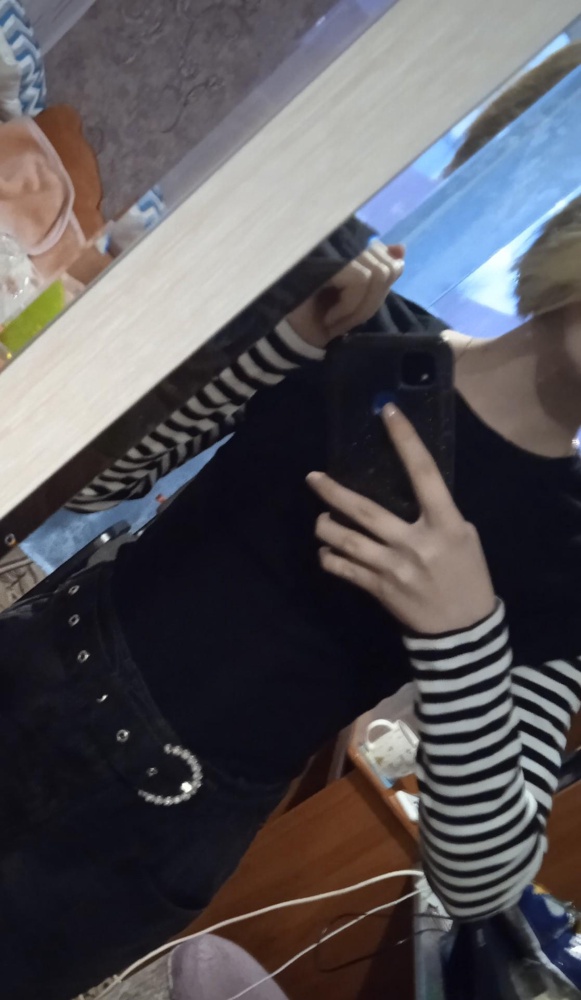 Я в шоке, не смотря на то что я очень худая мне подошло
Небольшое но, рукава длинные
Урвала за 200 рублей и это того стоило
Буду носить