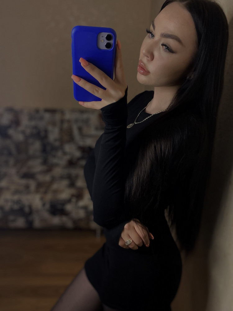 Очень классное платье🖤 Смело можно брать на размер меньше, т.к. ткань тянется, не просвечивает) На красивую фигуру очень хорошо сядет)