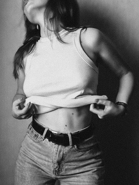 Хорошая маечка, учитывая цену. На 44 села хорошо, не сдавливая. Не просвечивает. К телу вполне приятна. 