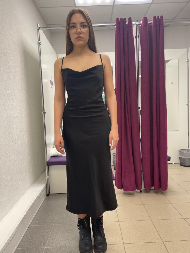 Красивое платье-сорочка. Вырез в декольте очень откровенный, не нагнёшься, придётся что-то придумывать, как-то перешивать. Ткань тяжёлая, красиво ниспадает, струится. Лямки регулируются. На фото дочь с параметрами 168, 85-67-102