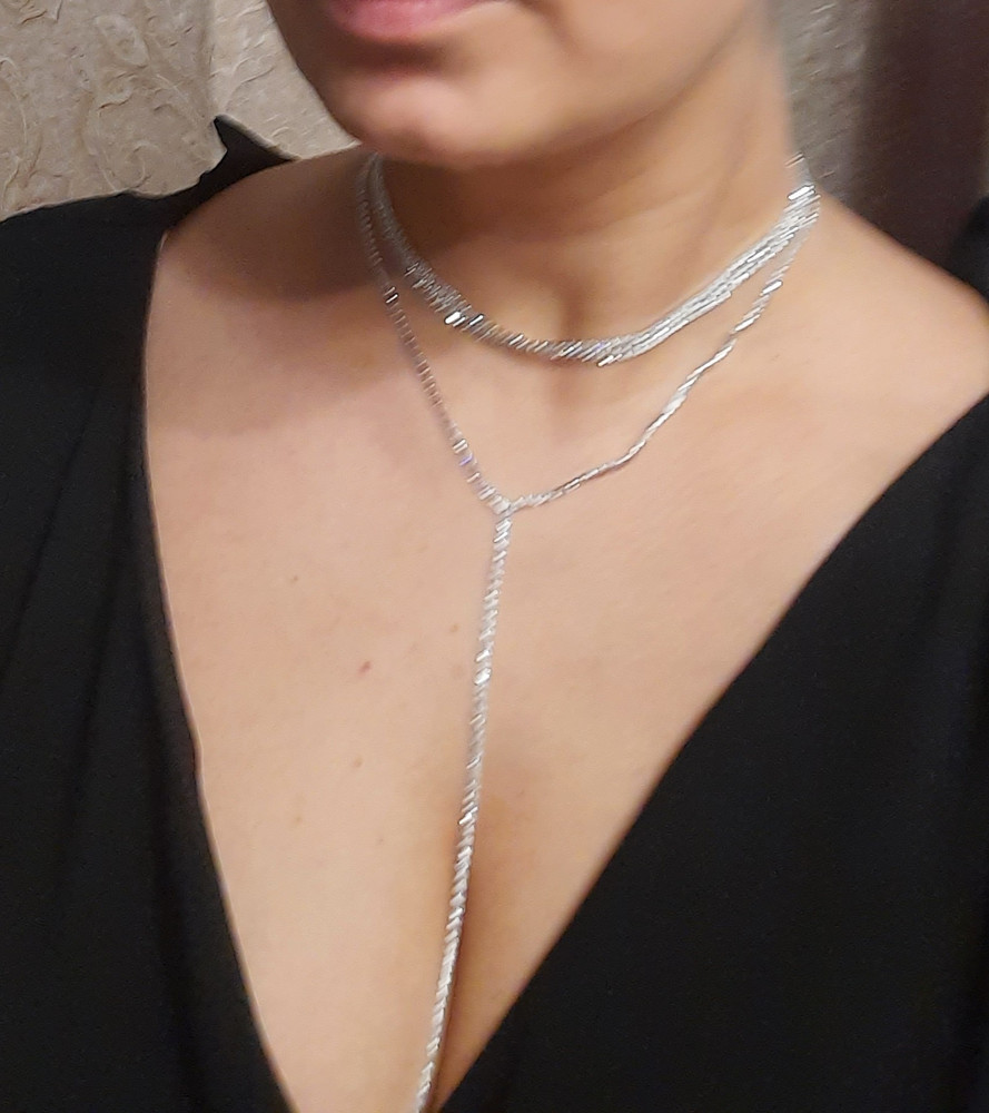 Все суппер, все целое, пришло в бархотном небольшом мешке. Удобно хранить. Стразы все целы, ничего не сломано.