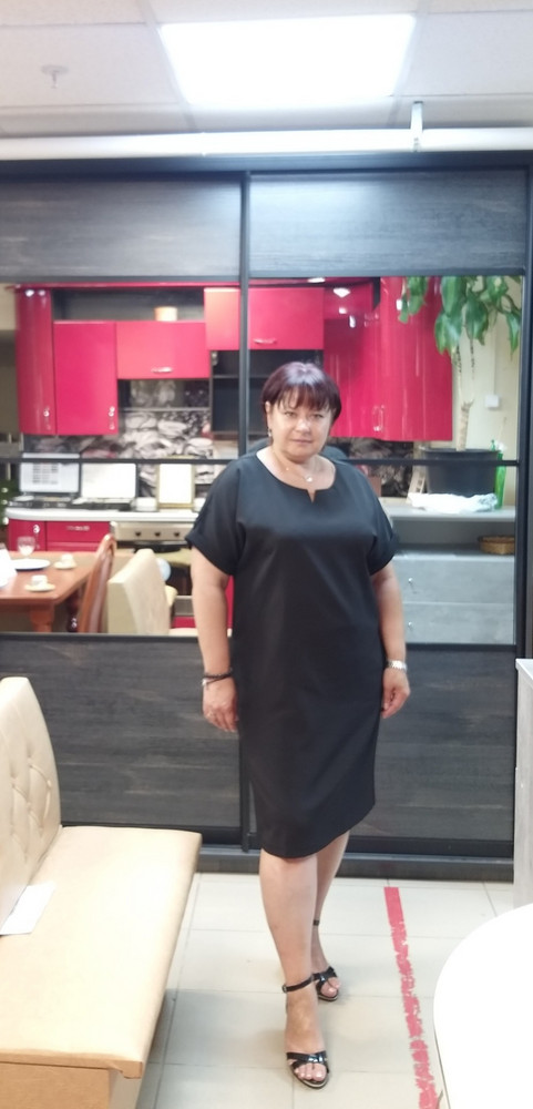 Отличное базовое платье свободного покроя,шовчики ровные,материал приятный к телу,почти не мнётся,
на свои размеры ОГ 112 ОТ 94 ОБ 114 подошёл 54р,
при росте 162 длина чуть ниже колена без пояса, 
кормашки для меня только плюс ,
очень довольна покупкой,
 рекомендую👍