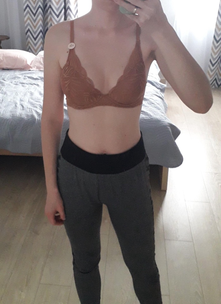 Очень понравился, хорошо сел, по обхвату очень удобно, иногда 75b мне жмет под грудью, этот бюст отлично на крайние крючки. Мягкий, удачная форма, грудь небольшая, немного разъехалась в стороны, сейчас кормлю малыша. Цвет терракотовый удачный, лямки тонкие, летом на загорелом теле будет хорошо смотреться, можно под майки, и кружево, кстати, не выделяется. 
У меня много бюстов этой фирмы, некоторым лет 5, носятся хорошо, а некоторые на пару месяцев, при активной носке растягиваются. Но за 500 руб не жалуюсь. Трусики тоже чудесно носятся, проблем при стирке никогда не было. Рекомендую что-то из ассортимента, и этот бюст, естественно. Заказала еще в голубом цвете.