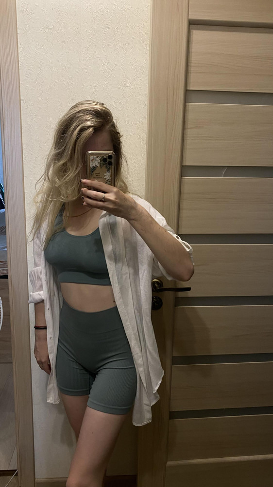 Очень красивый костюм. Сначала думала не брать из-за того, что видно линии белья, но уж очень хорошо смотрелся :) Топик держит отлично, костюм комфортный, не жаркий. 96.66.85 идеально 