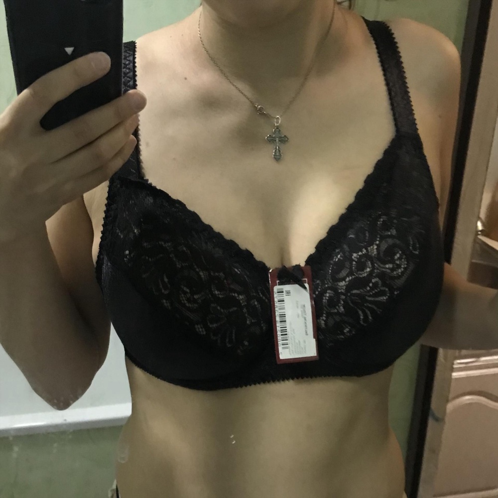 Неплохой бюстгальтер для своей цены! Взяла аж 2 шт😁 выбирала между дорогим и этим,но этот на удивление понравился больше! Чашка не маломерит ! Мою D держит нормально,Тити в разные стороны не торчат😁 да и на груди не как бабушкин😁