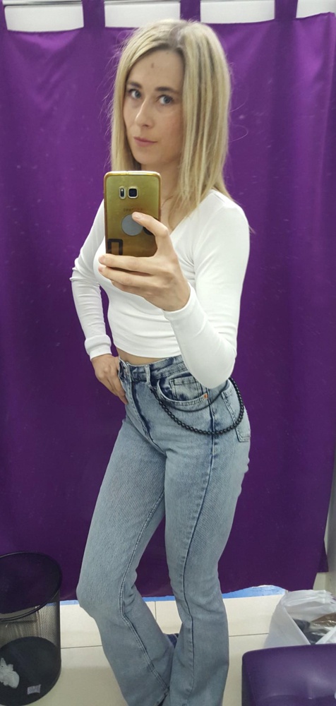 Офигенный лонгслив!мерила с  джинсами  с завышенной талией. доходит почти до них.Не короткий и не длинный.Думаю подойдет и для тренировок в зале.Ткань хорошая,дышащая,по ощущениям х/б,цвет молочно-белый,соответствие размеру полное, вырез квадратный,особенно эффектно будет смотреться на девушках с пышной грудью.хотя на стройных тоже отлично смотрится))