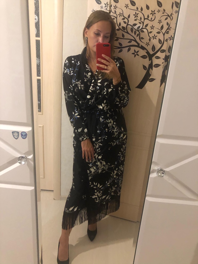 Отличное платье)Прям шикарно, хочется заказать ещё в разных расцветках )правда лоханулась  с размером(Большевато , но времени менять нет.Платье идёт в размер, достаточно свободное , резинка не тянет) не рекомендую , пусть нас будет поменьше красивых ))😂😂😂