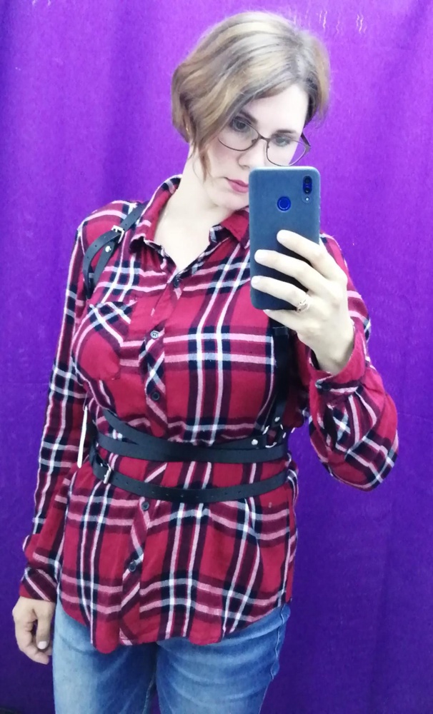 Качество на высоте! Шикарная штучка! Но вернула из-за личных предпочтений. Всё же, смотрится лучше на стройных и худеньких женщинах).