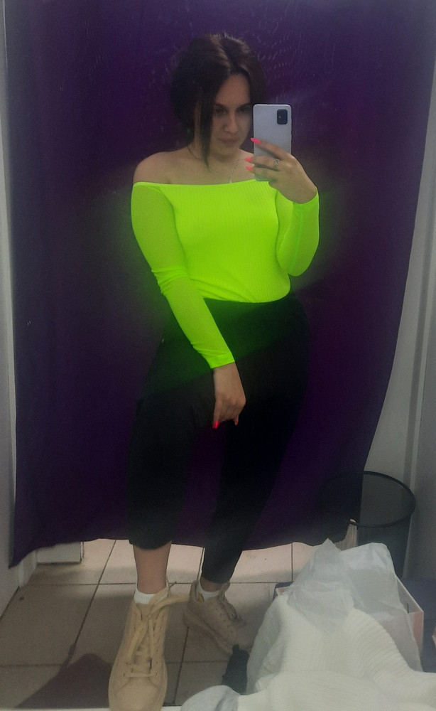 Цвет бомба 💣 тоненькое, грудь просвечивает, сидит круто.