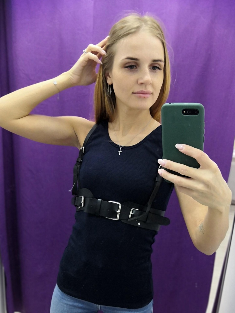 Выглядит супер,на мой xs отлично,но благодаря ремням подойдёт на больший объем спокойно.