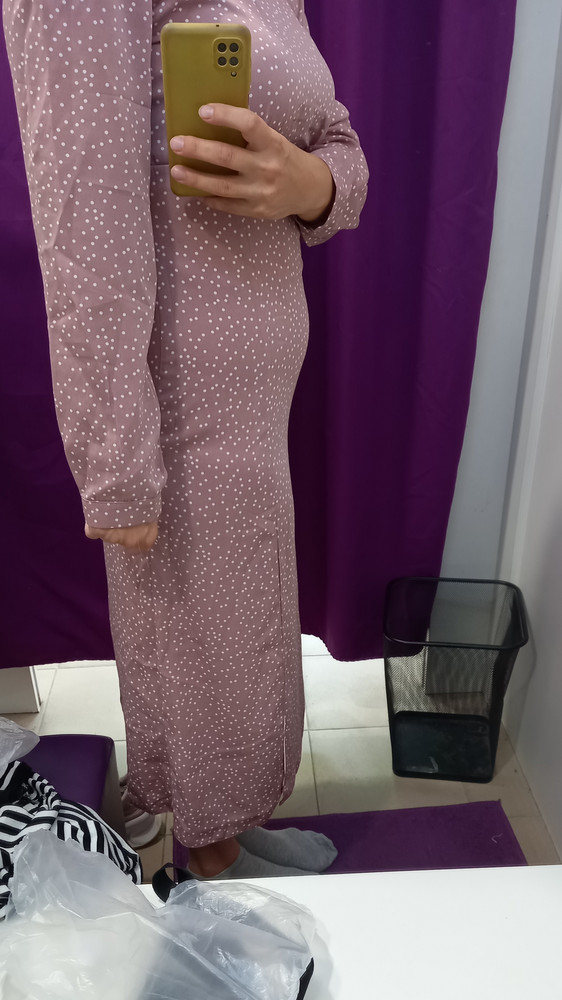 Платье подчеркивает все недостатки.Цвет смотрится как серый.Длинновый рукав.