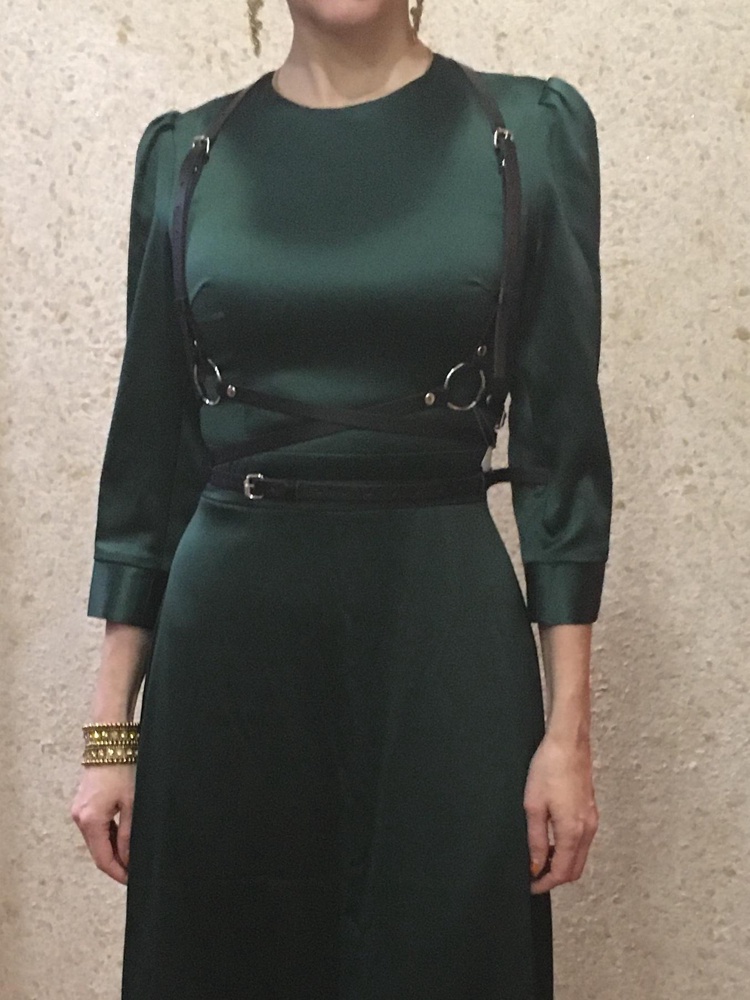 Сегодня приобрела эту портупею. Довольна очень!!! Качество отличное, никого постороннего запаха, лишнего клея нет! Спасибо.