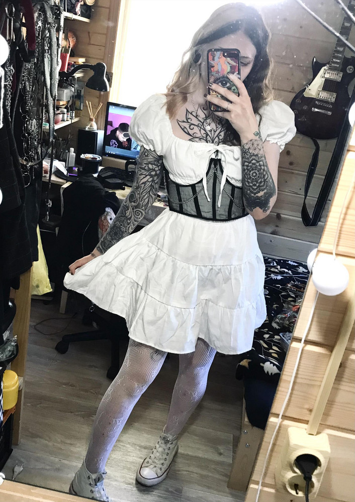 Очень много брака! Одно пятно синее, другое коричневое, повсюду нитки, не прошито, резинка растянута…НО какой же классный фасон! Нигде подобного не смогла найти, пришлось выкупать и фиксить! Дизайнер молодец, производство так себе😕 