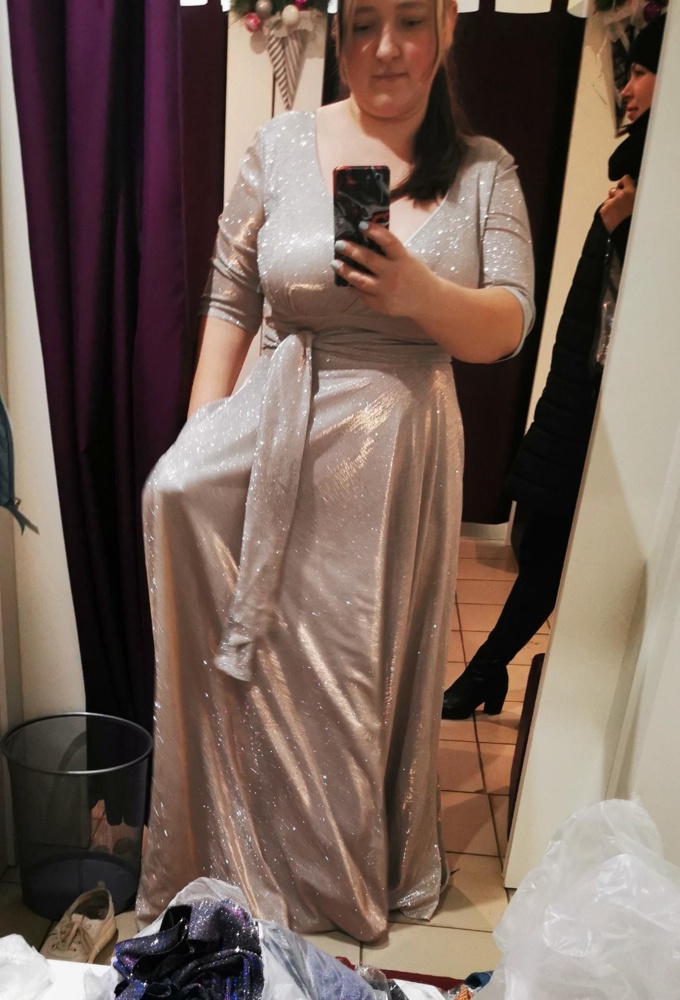 Платье оочень красивое, дабоестит теперь все, но оно прекрасно. Заказывала 2, но выбрала светлое, так как подходит под тематику корпоратива