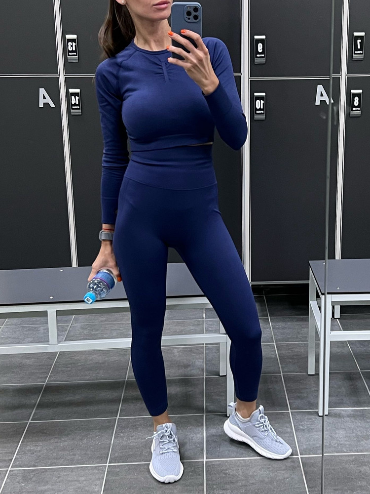 Просто любовь с первого взгляда! Благородный цвет, фасон очень удачно подчеркивает все, что нужно) материал приятный, плотный, действительно впитывает в себя влагу. Очень комфортно заниматься спортом в зале, где много кондиционеров! Мой рост 157 параметры 83/60/87 заказала S.