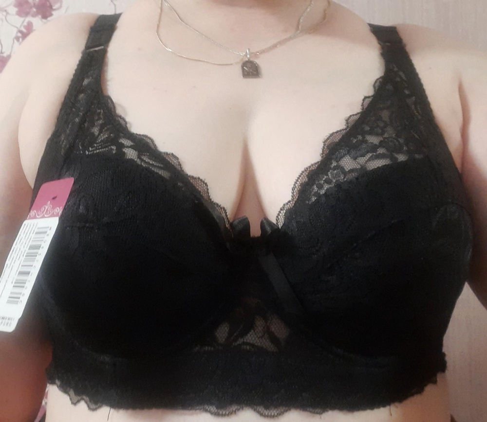 Пришло быстро, качетво хорошее, приятное к телу. Размер смотрела по размерной сетке и прям идеально подошло, обычно объем под грудью хорошо, а вот в груди все печально, а тут прям супер. И широкая застежка и лямки, все прям хорошо