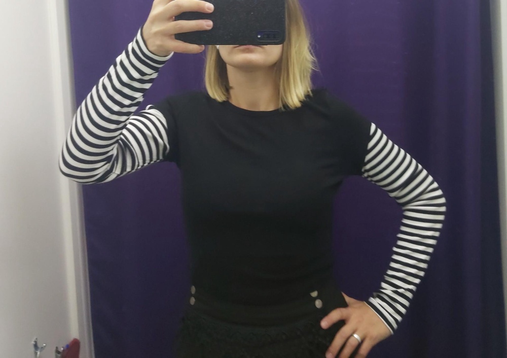 Ношу 44-46, взяла L, сидит отлично! Плечи на месте, ничего не висит. Рукава на рост 168 нормальной длины, длина самого изделия чуть выше пупка. У рукавов и "футболки" разная ткань, футбольная часть тянется сильнее. Рукава вшиты в плечевой шов, а не являются продолжением рукавов "футболки". Довольна)) спасибо!