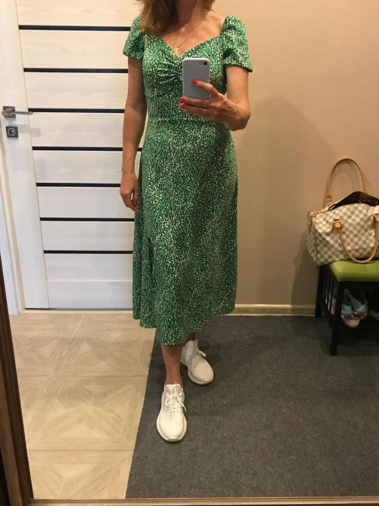 Платье понравилось! На 42-44  s идеально село. Да, синтетика, оно не электризуется, да и в жару в хлопке тоже сопреешь. Швы ровные нитки не торчат. По количеству комплиментов поняла что правильно что взяла его)