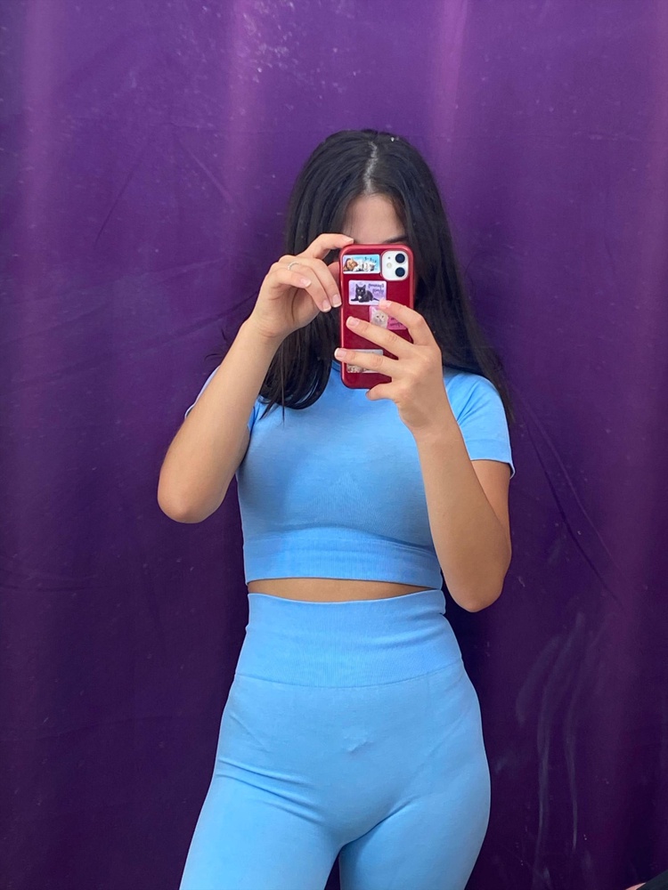 Не прочитала описание заказала обычный свой размер ,лосины сели хорошо ,а топ давил в плечах.К сожалению возврат ,но буду перезаказывать.Цвет очень классный и насыщенный,качество отличное .Не просвечивает.Немного смутило ,что очень длинная резинка на лосинах 