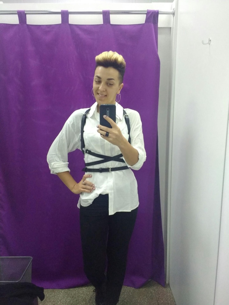 Отличная вещь, очень красиво смотрится за счёт перекрещивающихся ремешков ;) Одежду не испачкала.
Мужчина даже от фото был в восторге :)