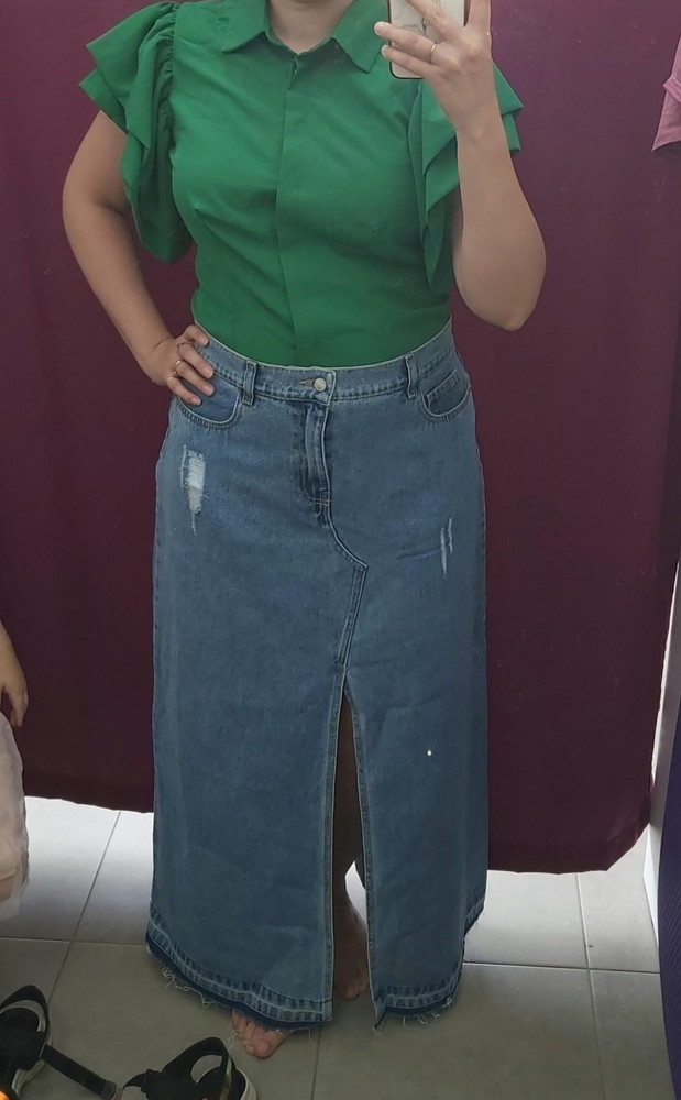 Потрясная юбочка, давно такую хотела, хорошо прошито, нитки не торчат, заказала 50размер- пришла в темно-синем цвете, а вот размер 48в голубом, села идеально, подтягивает животик. В общем рекомендую 1000%