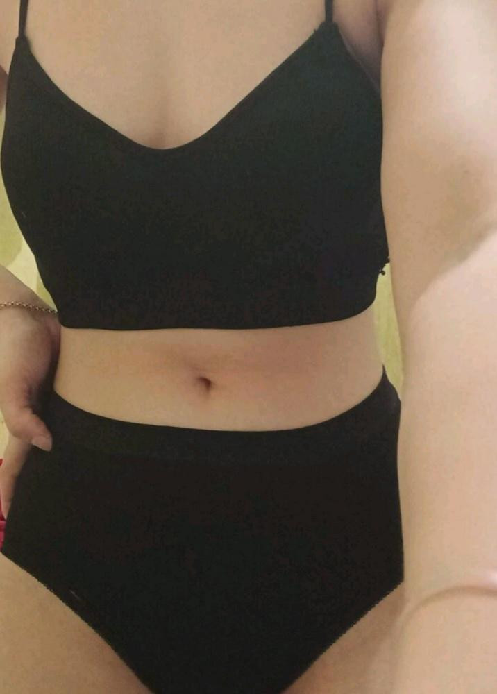 Нормально сел, не просвечивает. Грудь держет