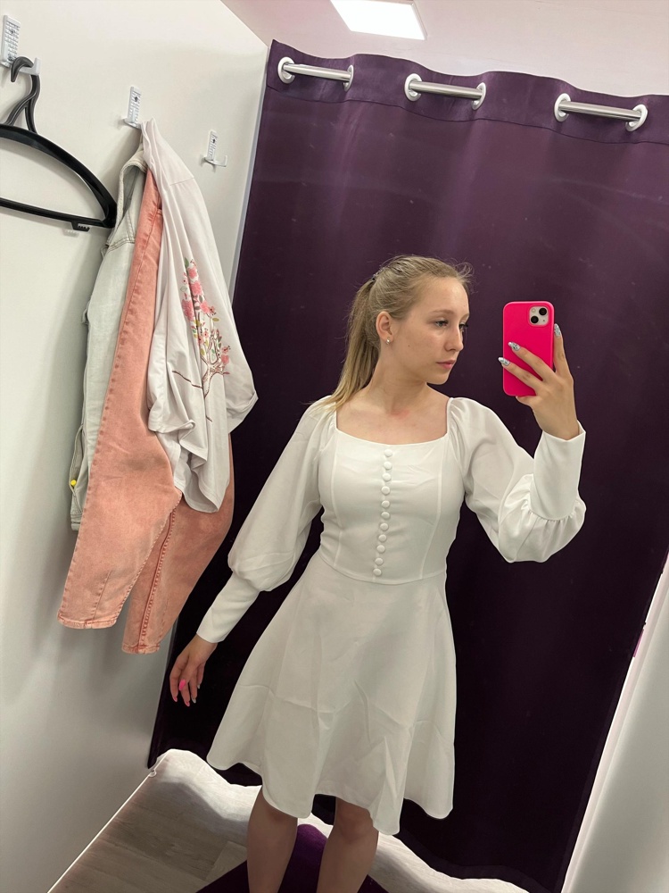 Просвечивает, на мой 42р в груди оказалось мало, так вроде не плохое