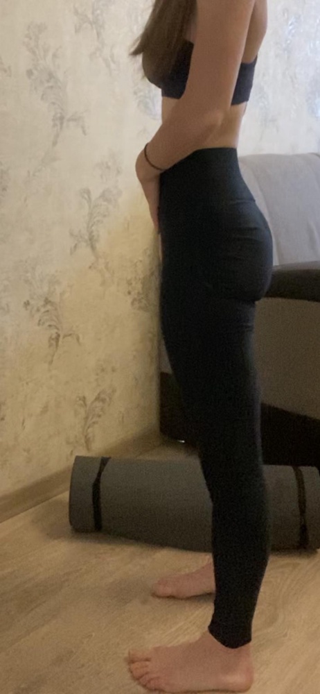 Уже писала отзыв , что тайтсы большемерят , совет представителя был подшить их. Совсем не выход. Решила добавить фото для ясности. Эти тайтсы для крупных девушек, иначе будет гармошка от ягодиц до пяток, а линия, которая должна быть под ягодицей, спустится на бедро, создаётся ощущение низких и узких ягодиц) 