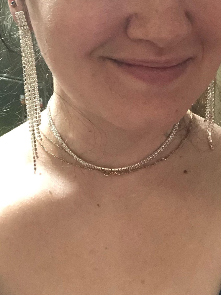 Покупала на день рождение. Все целое, камешки на месте, застежка работает. Рекомендую