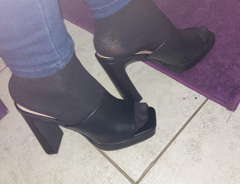 Размер в размер! На средней полноты ступню. Высокий классный каблук, но очень не удобно в них ходить..... из-за этого отказ. А так они супер!!!