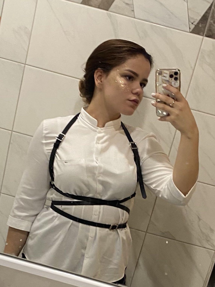 Отлично. У меня талия 78см , если его завязывать именно так,это максимум( застегнула на последнюю)