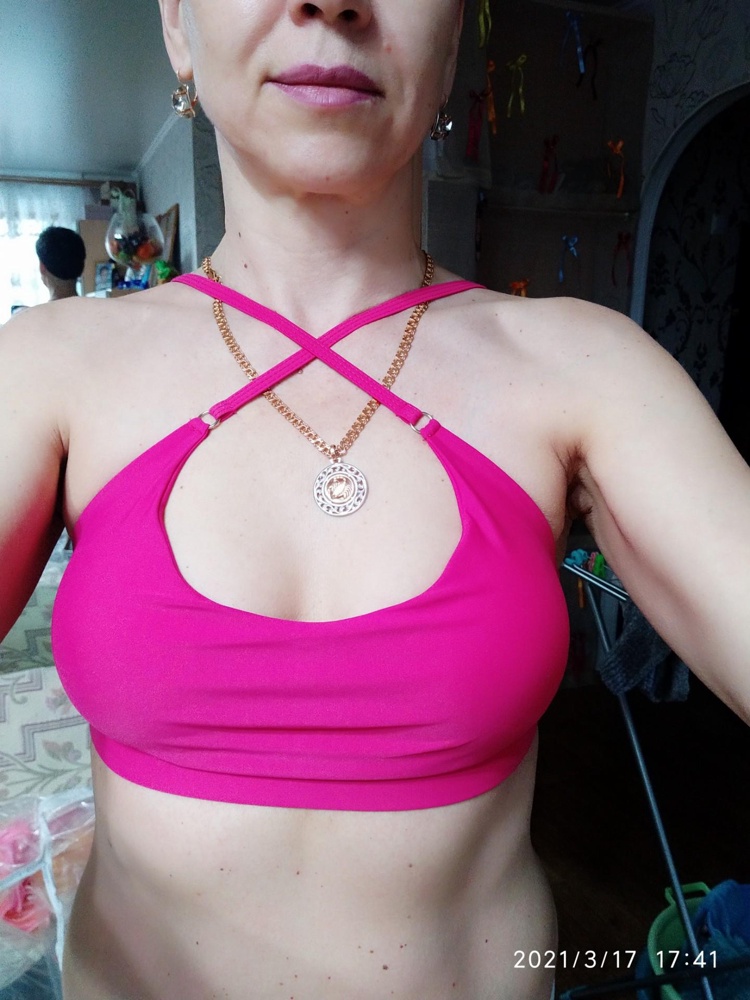 S(C/D) на грудь 88 , обхват под грудью 80 см,плечи 40 см очень хорошо подошёл.Хорошо держит даже со спущенными бретелями.Если сама грудь больше,то будет ещё лучше смотреться!!! Цвет соответствует - малиновый,у меня на некоторых фото уходит в красный от камеры телефона.Брала для зелёных плавок.Трудно найти подходящий вариант чтобы мне подошёл, очень рада что нашла, спасибо производителю и всем за отзывы!!!