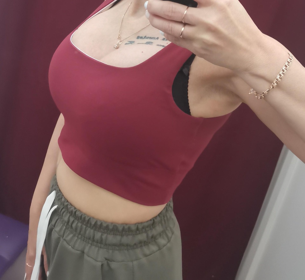 Хороший топ. Качественный.Но мне не подошел , он больше спортивный, нежели классический. Большовато окозался, видно бюстик.