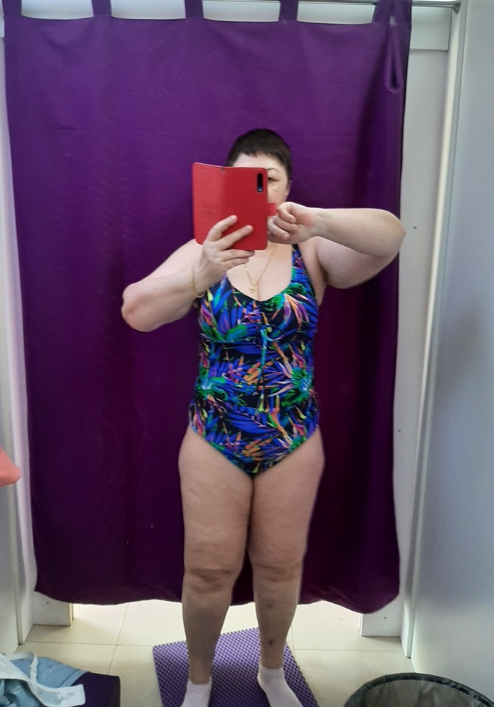 Заказала 50 и 52 размер. Мои параметры - ОГ - 105 см, под грудью - 88 см, ОБ- 106 см,  талия 92 см. Выбрала 50 размер, но 52 тоже хорошо сидит. Рост 164 см. Чашечки без косточек, но сшиты они таким образом, что очень хорошо держат грудь. На груди можно шнурки затянуть и получиться более глубокий вырез. На спине очень красиво смотриться. Ткань яркая , приятная на ощупь. По бокам прошит как бы складочками спереди, такой фасон, а не размер по росту. Купальник просто шикарный ! 