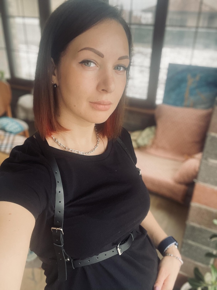 Отличная атрибутика для лошадки) кожаная. Качественная. Размеру соответсвует. Моя преподаватель говорила : как надену портупею,все тупею и тупею. Но этого замечено не было. Короче,рекомендую к покупке 👌🏻