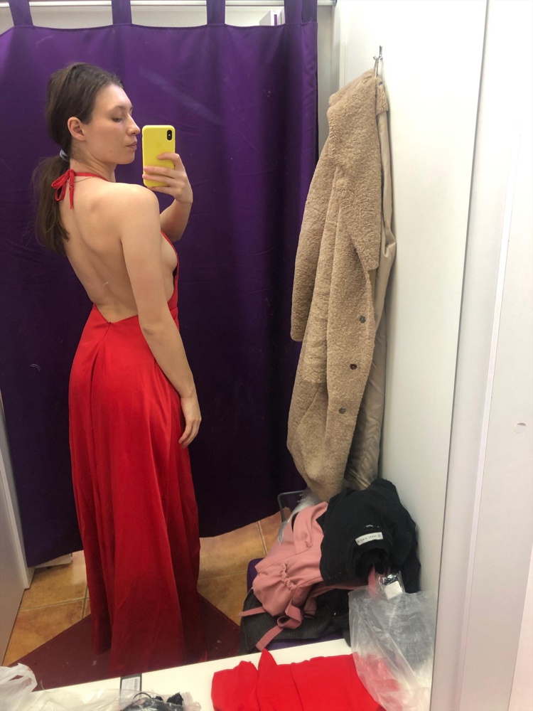 Пришло с двумя оторванными лямками. 