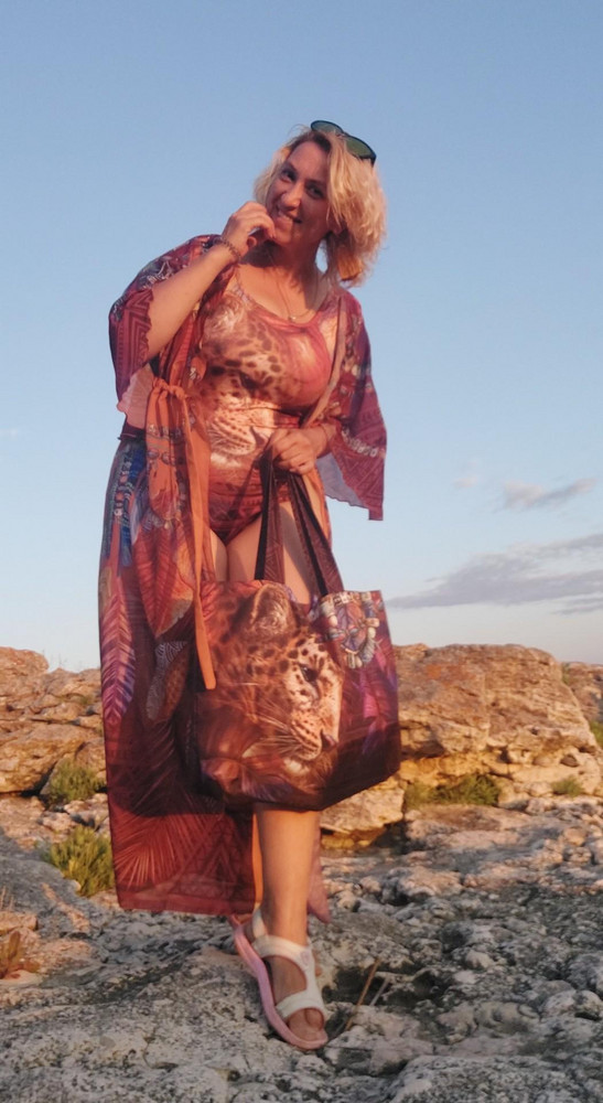 Прекрасный комплект. Купальник р.50 подошёл на рост 170 и (мой актуальный размер 52) с небольшим запасом даже. Пышный бюст (D/E) в целом держит хорошо, но вставки маленькие. Сохнет не так быстро,  как описывают. Цвета яркие, насыщенные. Брала за 1600 купальный костюм, 1300 туника-халат, и 550 сумка. Стильный набор! Очень довольна приобретением) рекомендую