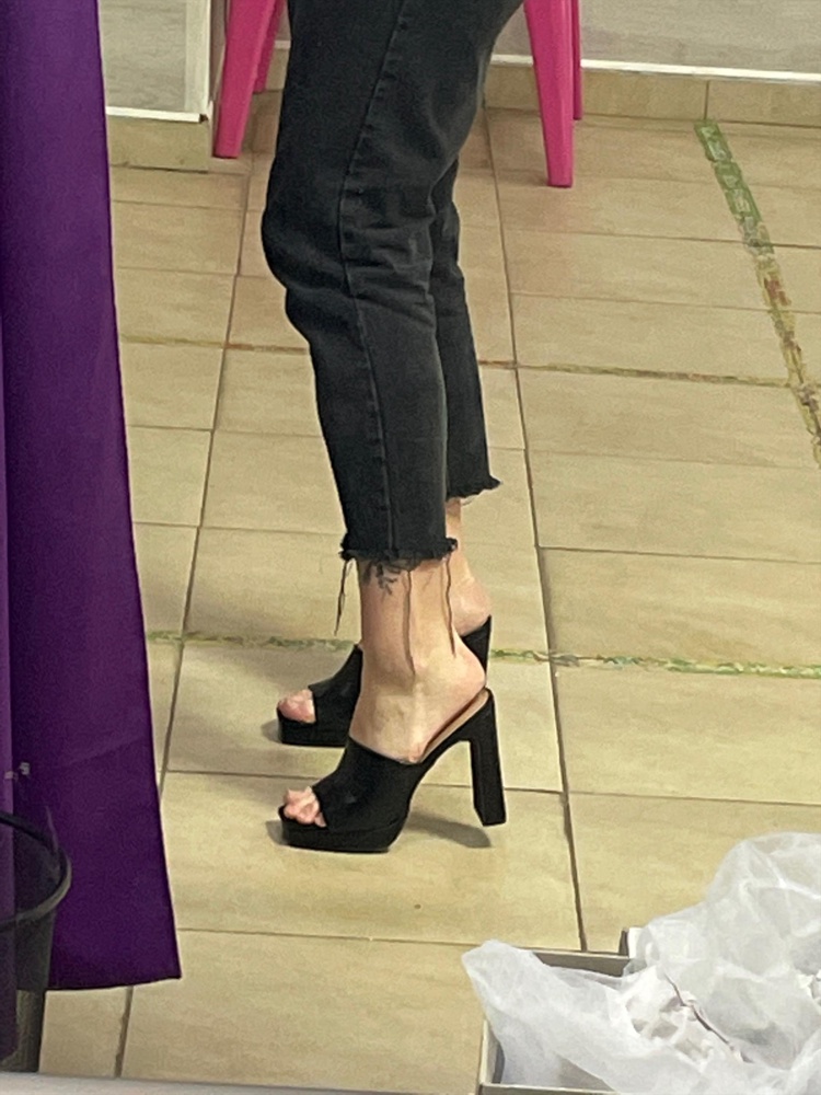 Прекрасно сели на ногу,хотя назвать её узкой я не могу,размер соответсвует размерной сетке,на 26,6 взяла 41 и подошли идеально!!!эта пара просто восторг,клея на местах склеивания не обнаружила 🤷🏻‍♀️каблук устойчивый и удобный 