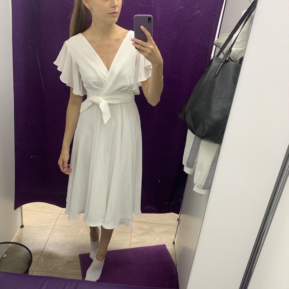 Платье очень красивое, легкое, приятное к телу. Но возврат, тк сильно просвечивает. Размеру соответствует.