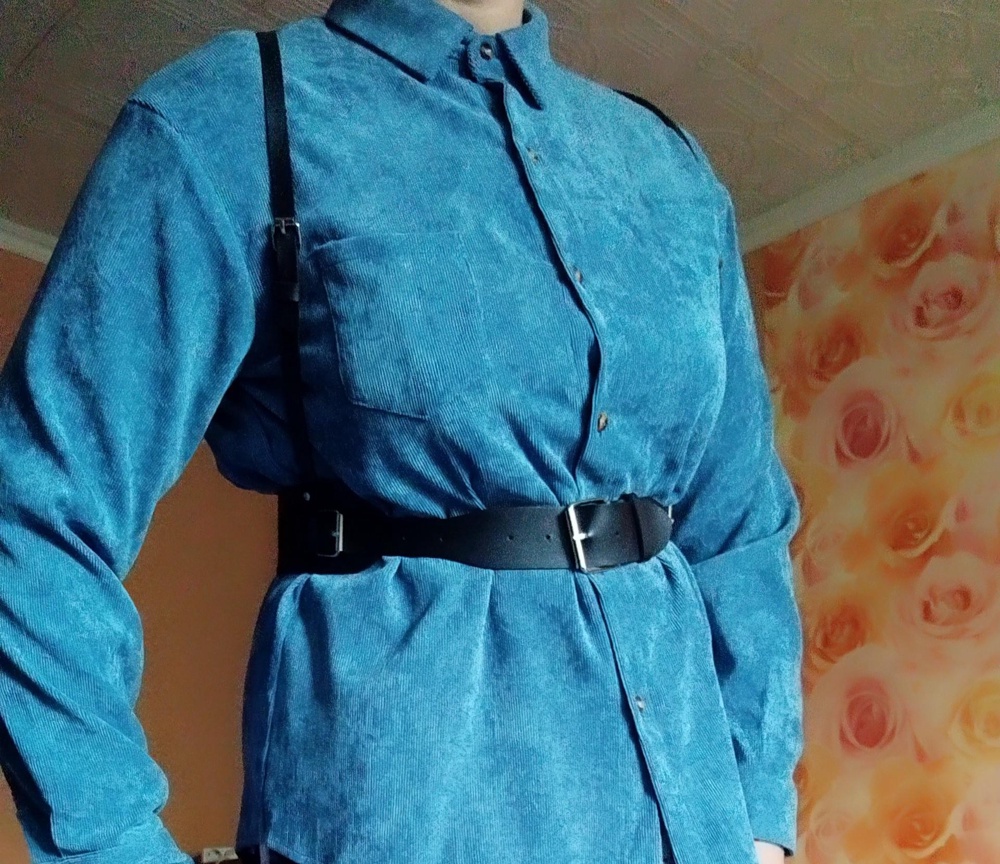 Очень эффектная вещица. Качество исполнения на высоте.Отличная регулировка на размеры, мой российский размер 52, рост 170, отлично подогнала под себя. Эко кожа плотная и жестковатая, но зато отлично держит форму.