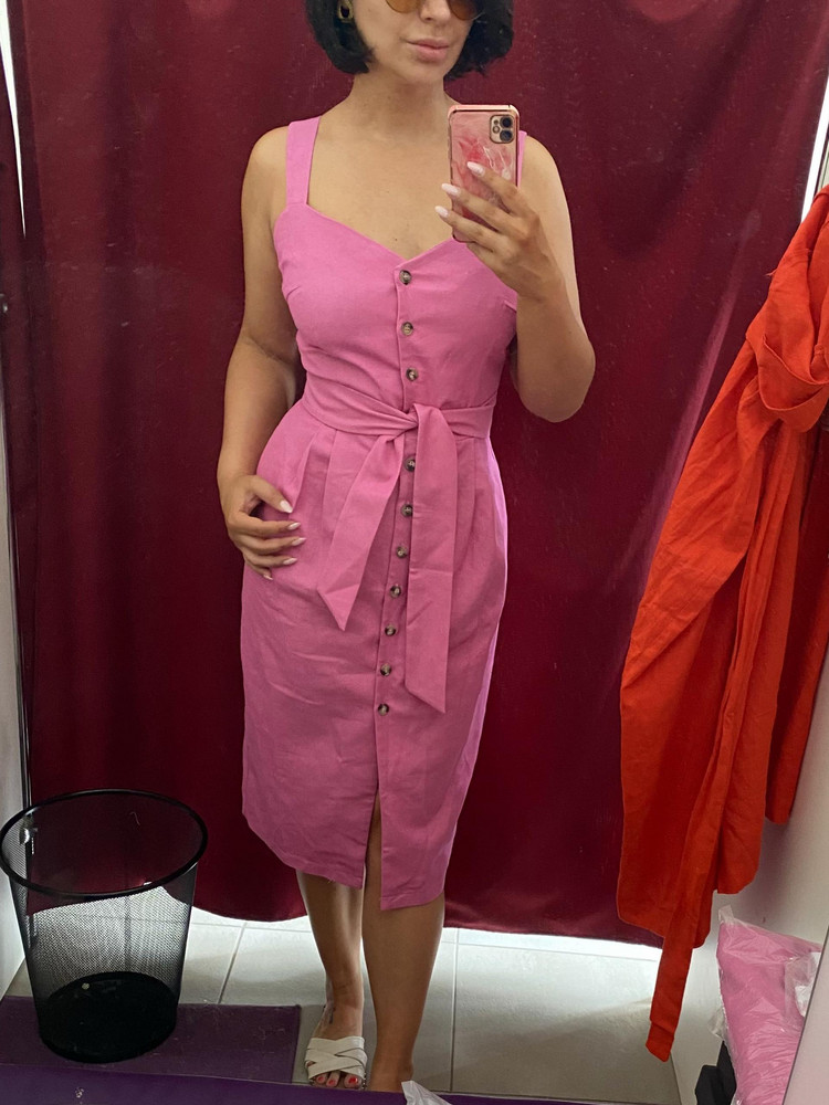 Маломерит на 1-2 размера, особенно в груди. Ношу 44, для комфортной носки подошёл аж 48. Два размера одного цвета пришло в разных оттенках - фуксия 48 (но не понравился цвет на мне), и красивый, более спокойный 46 (но был безудержно мал в груди). Рискнула и заказала ещё раз 48, пришел нужный мне цвет ❤️