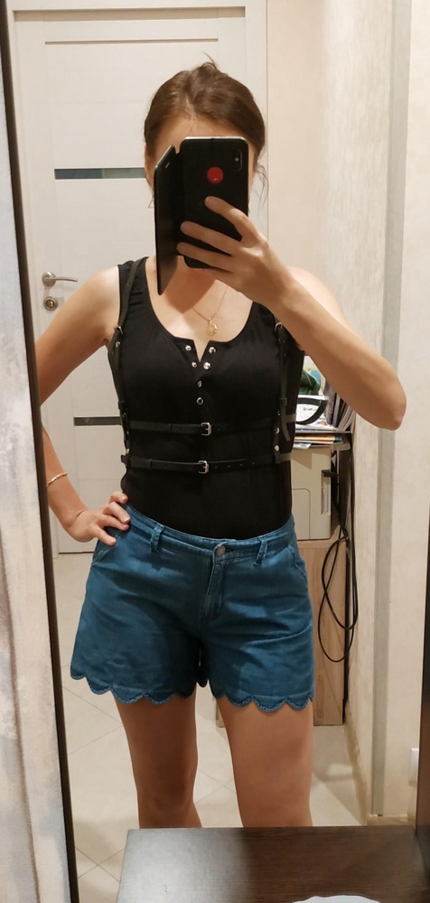 Как на картинке, мне понравилась, хорошее дополнение к любой одежде!