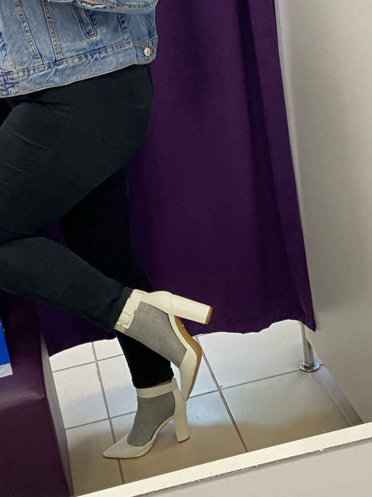 Это очень классные туфли! Выбирала туфли для свадьбы, очень долго искала. Решила на этих остановиться. По таблице размеров на мой 36, подошёл 36 размер идеально. Они очень мягкие и качественные. И безумно красивые