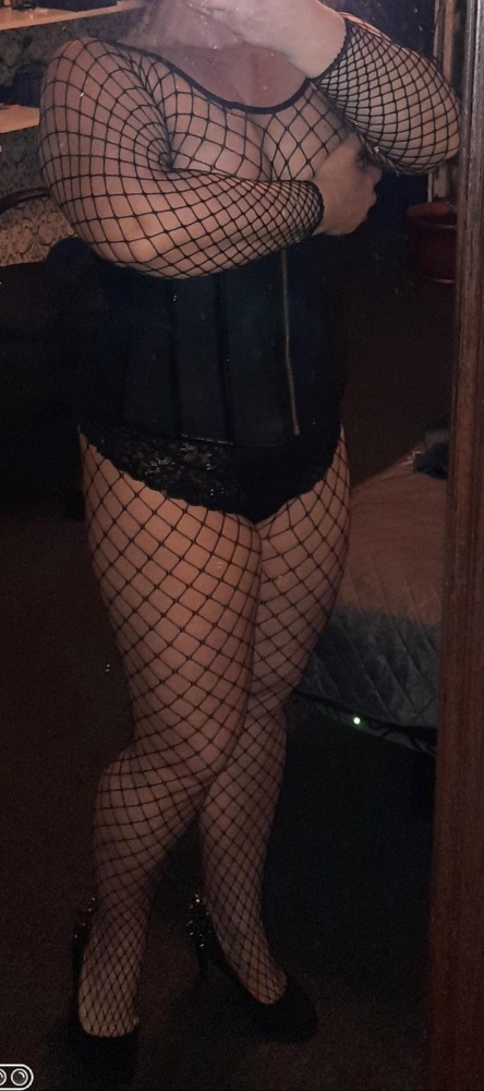 Классный, как и ожидалось. У меня полноценный 52йразмер 165 рост и руки не худые, комбез тянется отлично, и на девочек побольше меня налезет.Боитесь выглядеть как колбаса вязанка- можно под корсет надевать или ещё что-то придумать, и будет секси.