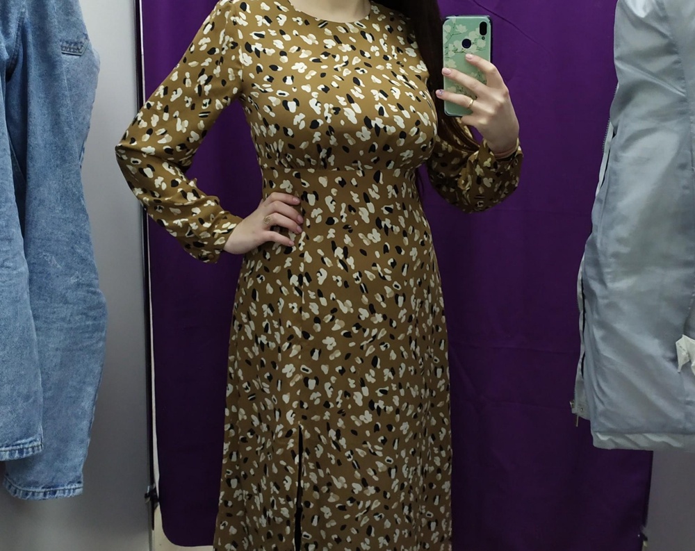 Красивое платье, приятное к телу, размер подошёл, красиво смотрится на большой груди.