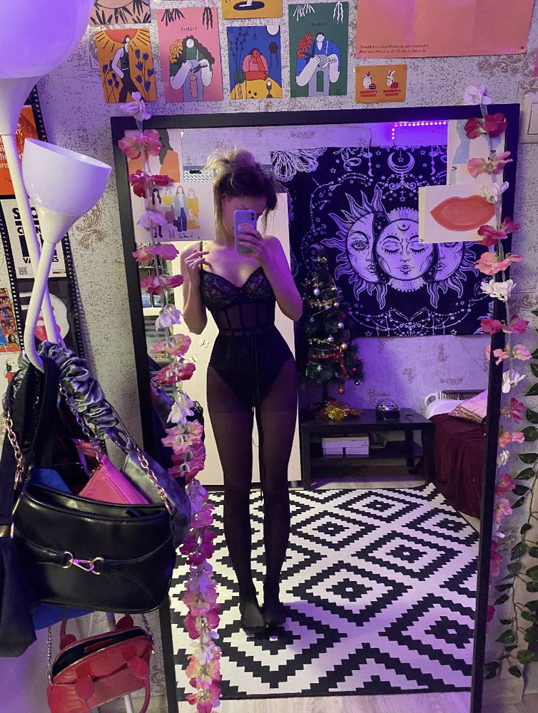 Отличный корсет. Соответствует размерной сетке. Я правда ожидала, что он будет чуть подлинней, но я 180 см так что возможно это из-за роста) но даже так смотрится 🔥 Утягивать на максимум ещё не пробовала, но на 5-6 см уже выглядит супер.