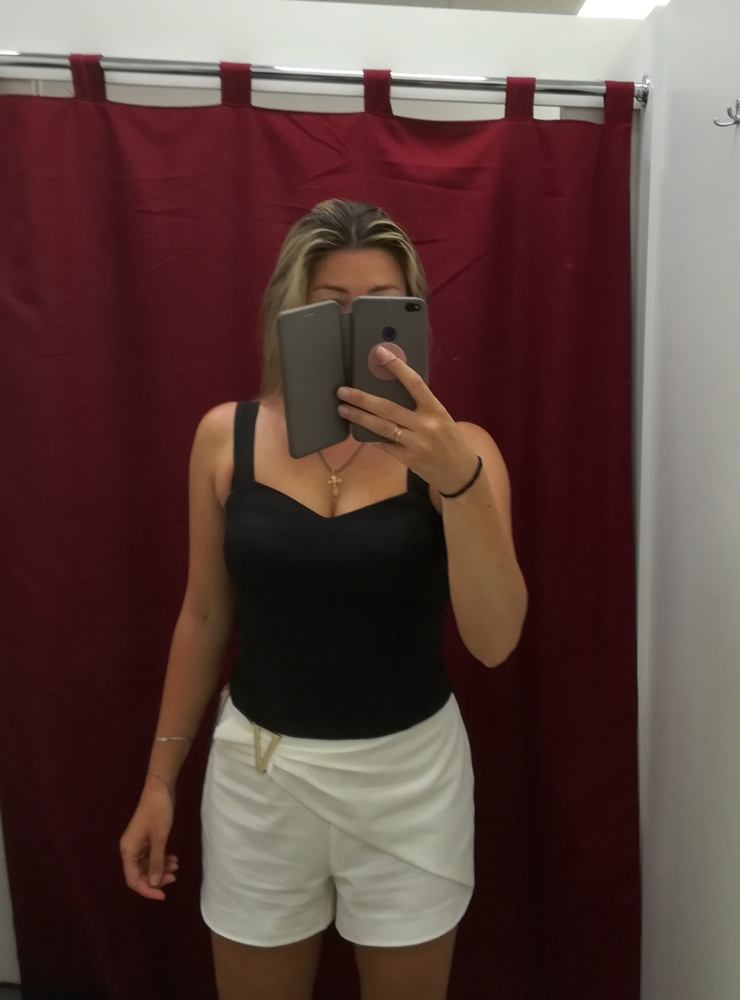 Топ хороший. Размер подошел, но со второго раза. Если брать по размерной сетке на сайте, то маломерит немного. Но опять же все зависит от конституции тела. В первый раз пришел коротковат, сейчас пишу отзыв о том, что оставила ( о нормальной длине). Сама модель хорошая, и под жакет и самостоятельно отлично пойдет. Подклад немного тянет- есть такое, но нужно снизу его поправить и все норм. Также можно поправить вверху, где подмышки. 