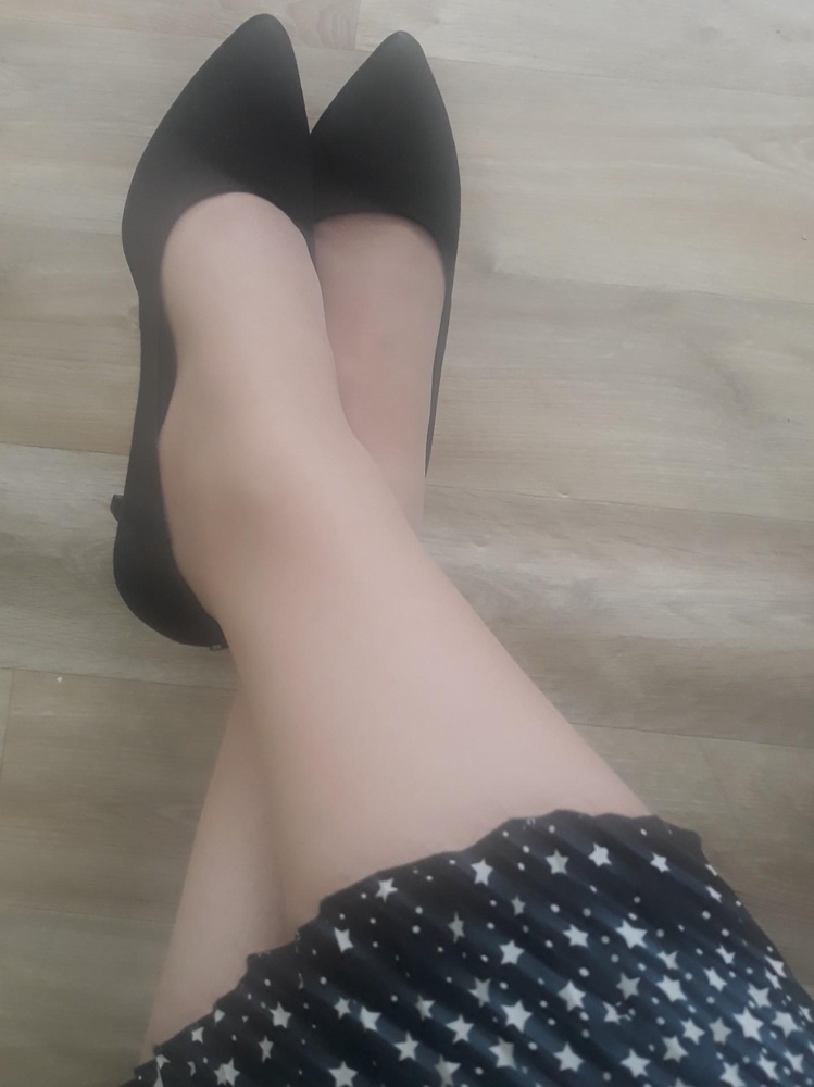 Очень понравились колготки. Цвет "натуральный" подходит по естественный оттенок светлой кожи. Плотные, достаточно крепкие.Матовые, легкий блеск на солнце в меру. По размеру идеально, берите четко свой. Единственное, что огорчило, в первый же день появилась дырочка на носочке, сразу пошла стрелка.