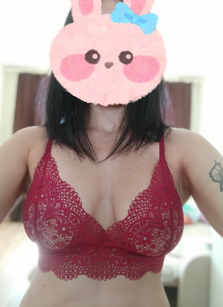 Удобный, на удивление мягкий, качественно пошит. Сидит эстетично, нигде не давит, ничего не плющит.Цвет, как на фото, на 75C подошёл 74D.За 283р по скидке, просто УРА. Буду носить пока достойно выглядит, потом не жалко выбросить.