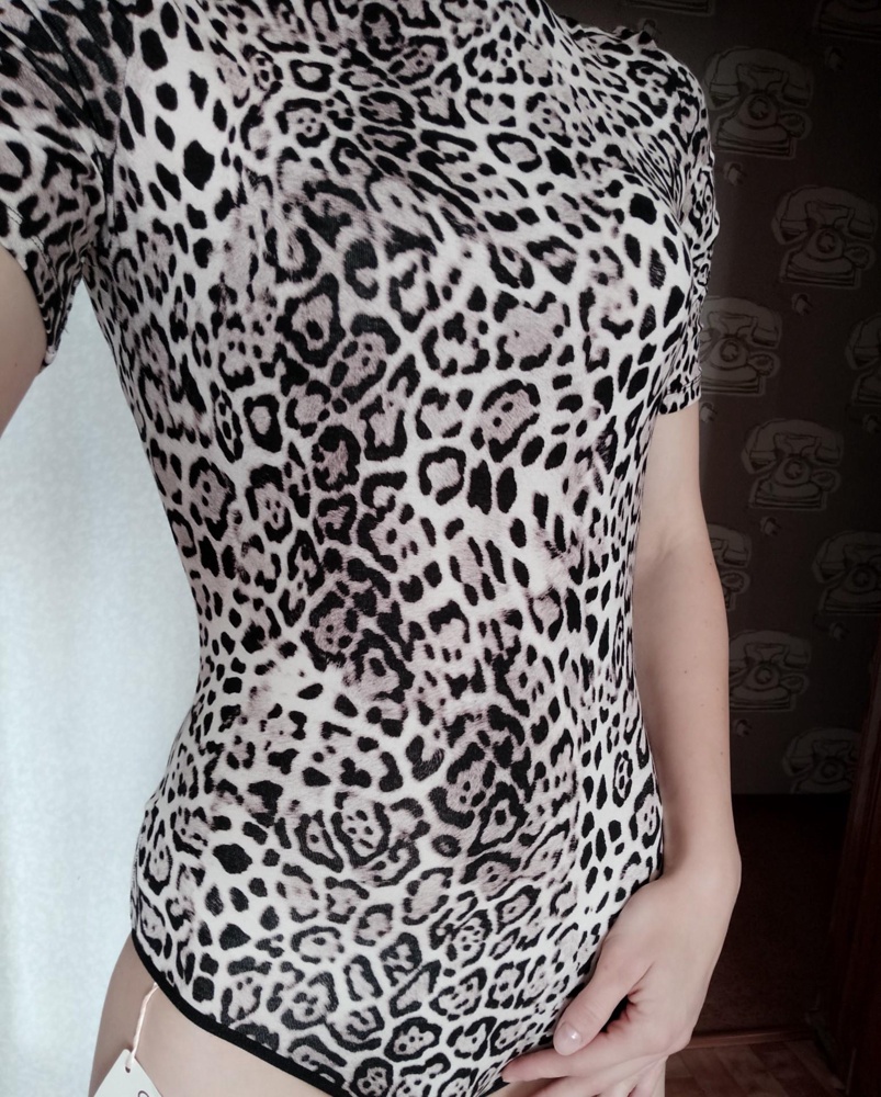 Мягкий боди, приятный к телу, смотрится хорошо, не много жмет в попе. Мои параметры 92.61.90 взяла размер S.в целом советую